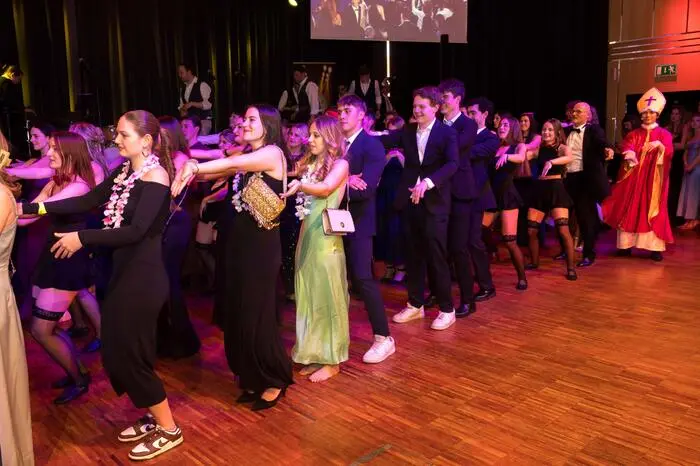 Das zwölfköpfige Ballkomitee stand unter der Leitung des Schulsprechers Martin Mundschütz und Bernadette Krall. 