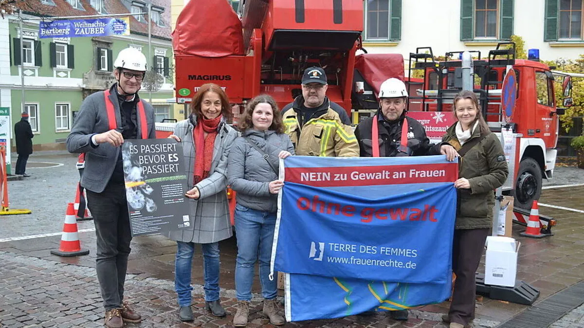 Bürgermeister Marcus Martschitsch, Johann Prem von der Feuerwehr und Anton Schuller vom Bauhof Hartberg mit Rosina Schmelzer-Ziringer, Esther Brossmann und Christina Chromecki von der Frauen- und Mädchenberatung