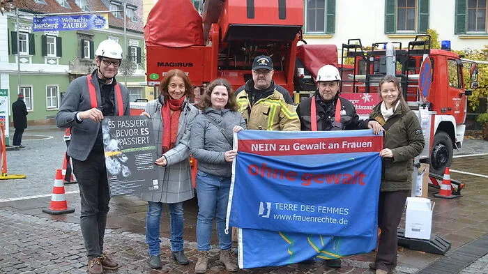 Bürgermeister Marcus Martschitsch, Johann Prem von der Feuerwehr und Anton Schuller vom Bauhof Hartberg mit Rosina Schmelzer-Ziringer, Esther Brossmann und Christina Chromecki von der Frauen- und Mädchenberatung