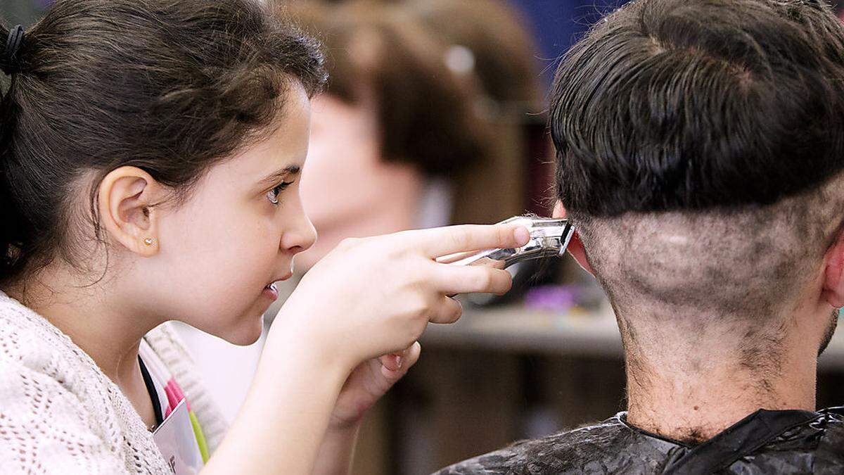 Mutige Besucher, wagemutige junge Frisöre bei den Festwochen in Wien