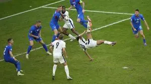 England's Jude Bellingham, centre right, scores his side's first goal with an overhead kick during a round of sixteen match between England and Slovakia at the Euro 2024 soccer tournament in Gelsenkirchen, Germany, Sunday, June 30, 2024. (AP Photo/Ebrahim Noroozi)