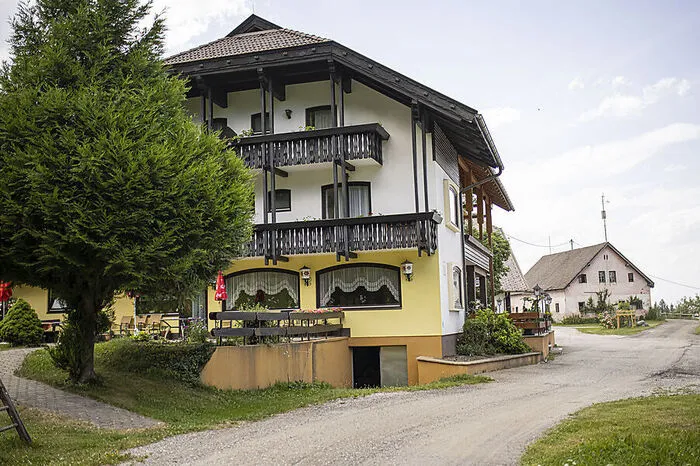 Die Marktgemeinde Finkenstein ist nach Velden die zweitgrößte Gemeinde im Bezirk Villach Land. Der kleinste Ort heißt Kopein und befindet sich geografisch östlich von Latschach, am Fuße des Mittagskogels.