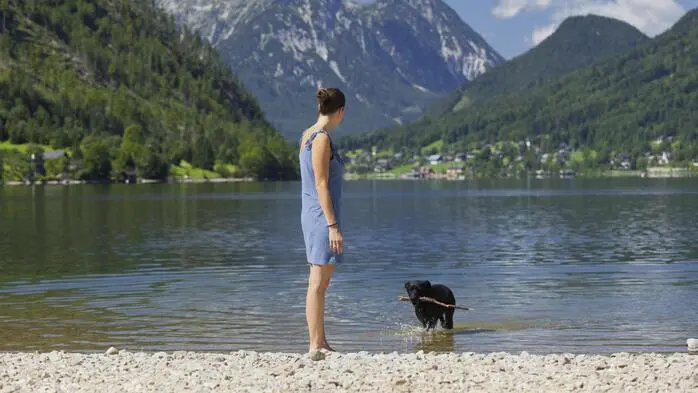 Frau mit Hund am See