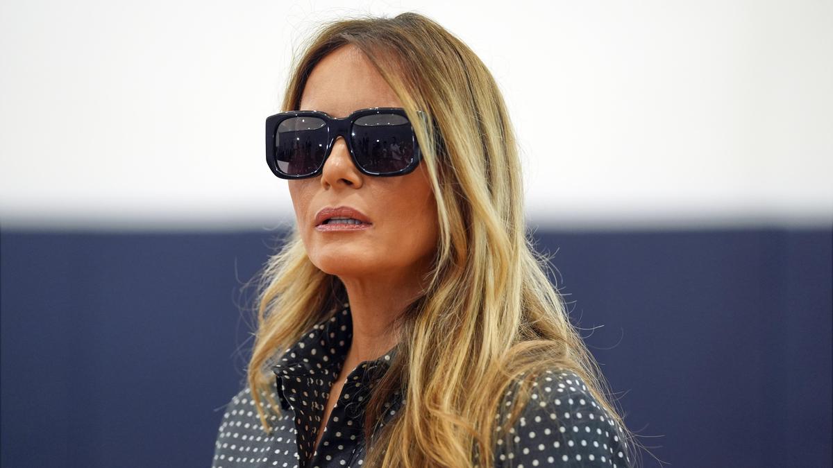 Melania Trump in royalen Punkten