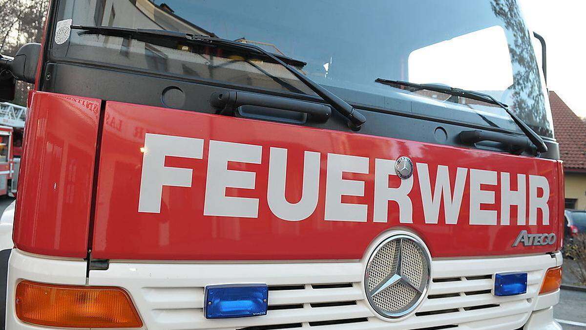 Die Feuerwehr Oberdorf musste ein Fahrzeug bergen.