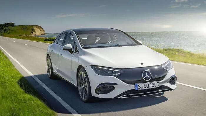Der Mercedes EQE ist das elektrische Gegenstück zur E-Klasse – und erinnert nicht nur optisch an das Elektro-Flaggschiff der Stuttgarter, den EQS.
