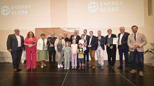 Die Gewinnerinnen und Gewinner der Energy Globe Awards mit ihren Laudatoren