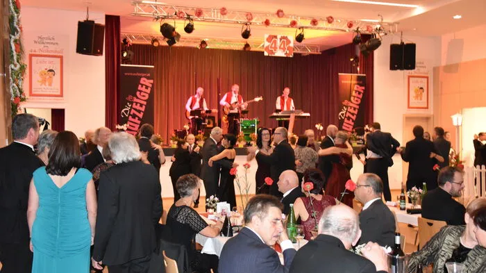 Einer rauschenden Ballnacht stand im umgebauten Heimatsaal nichts mehr im Wege, sodass das Tanzbein unter den Ballgästen ordentlich geschwungen werden konnte.