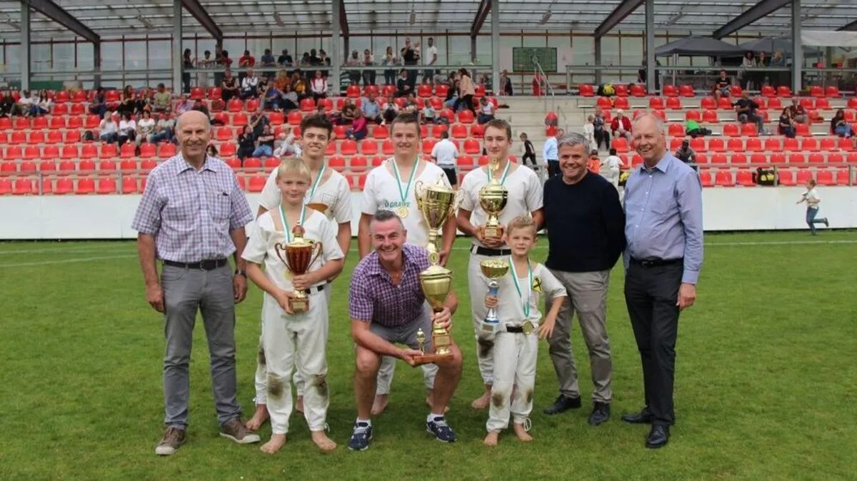 Landesobmann Peter Steiner, ASVÖ Bezirksobmann Georg Nöckler, Union Bezirksobmann Josef Ganzer freuten sich über sechs Meistertitel mit Simon Lang, Kevin Holzer, Finn Rowain (hinten von links) und Gabriel Mariner, Trainer und Sektionsleiter Franz Holzer sowie Liam Rowain (vorne von links)