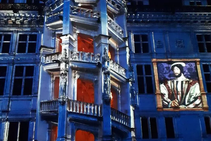 Im Innenhof des Schlosses Blois sind täglich ab 22 Uhr Lichtspiele zu sehen. Dabei wird eine Geschichte über Adelige, Missgunst und Verrat erzählt.