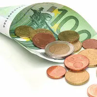 Vergleichsportale wie bankenrechner.at oder durchblicker.at bieten eine Übersicht zu Zinsen und Gebühren
