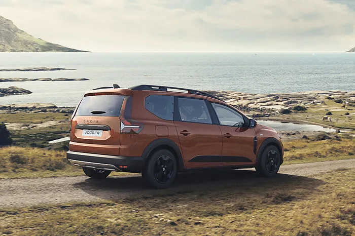 2023 reichen die Rumänen eine Hybrid-Version nach, die einen 1,6-Liter-Turbobenziner, einen Elektromotor, einen Hochvolt-Starter und eine 1,2 kWh-Batterie kombiniert.