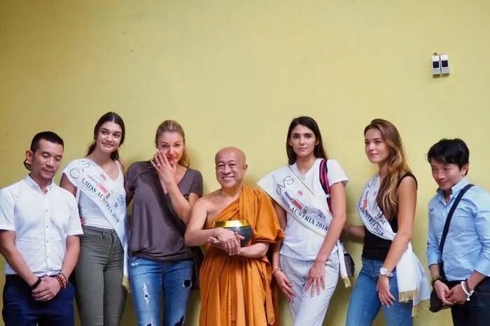 Aber auch das Herzensprojekt der Missen, die Charity, kommt nicht zu kurz. Beim Besuch eines Kinderheims für behinderte Waisen wurde, neben der Spendenübergabe, ausgiebig mit den Kindern gespielt und mit Mönch Ky Quang II Pagoda geplaudert. Der starke und positive Mann hat bei allen einen tiefen Eindruck hinterlassen und die Miss Austria Corporation wird auch in Zukunft weiter Kontakt mit dem Waisenhaus halten.