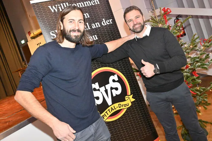 Daniel Trupp (links) feierte den 35. Geburtstag, Trainer Rudi Schönherr gratulierte.