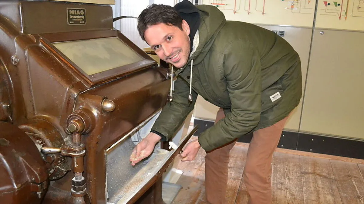 Franz Schalk (31) in der Getreidemühle, deren Maschinen rund 70 Jahre alt sind 