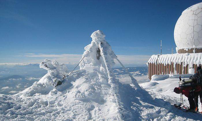 Der Wind als Baumeister bizarrer Schneegebilde, hier neben den Radaranlagen des Bundesheers