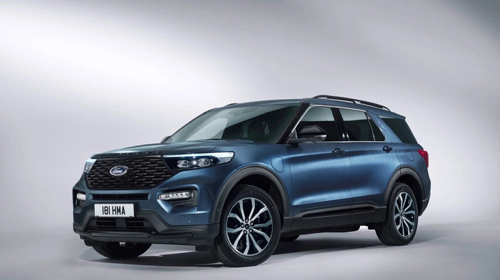 Es ist nicht weniger als das meistverkaufte SUV der USA, das zum Jahresende den Sprung über den Großen Teich nach Europa macht: Die sechste Generation des 5,05 Meter langen Ford Explorer bietet bis zu sieben Personen in drei Sitzreihen Platz.