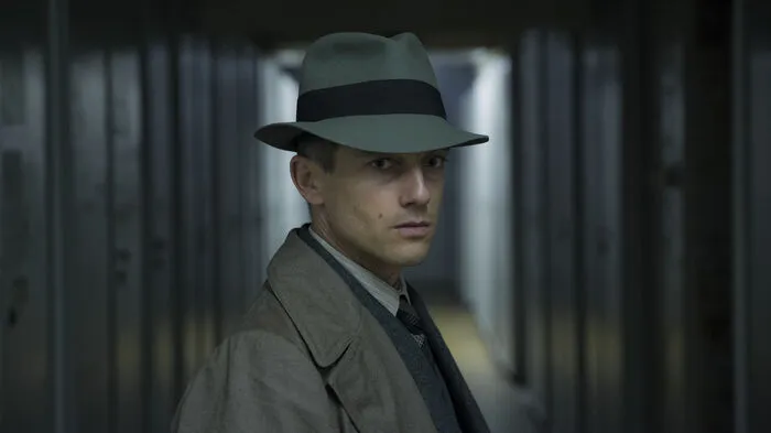 "Ich führe dich zur Quelle deiner Angst": Nicht gerade beruhigende Worte, die Kommissar Gereon Rath zu hören bekommt. Dabei hat er ohnehin schon genug um die Ohren. In der aufwendigen Serie "Babylon Berlin", die zwischen historischem Drama und blutigem Krimi changiert, schlägt er sich in der Weimarer Republik durch eine Stadt voller Luxus, Armut, Sex und Korruption. Seit 13. Oktober bei Sky.