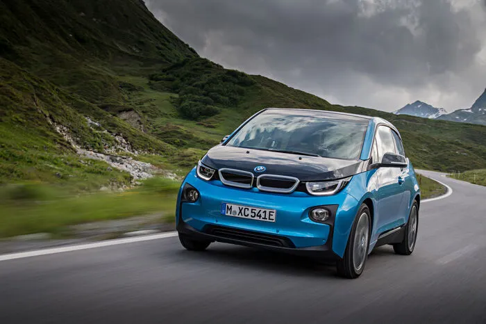 Für beide Batterieversionen wird es weiterhin eine Modellvariante mit Range Extender geben: Der Zweizylinder-Benziner (38 PS) hält während der Fahrt den Ladezustand der Batterie konstant und sorgt so für 150 Kilometer zusätzliche Reichweite.