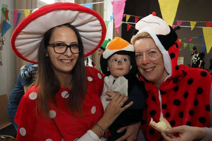 Viele Marienkäfer "flogen" durch den großen Saal. Aber vom Indianer bis zur Prinzessin, dem Pinguin und dem Einhorn war so ziemlich jede Kostüm-Idee dabei. Zwischen den Tänzen unterhielt Clown Rote Feder.