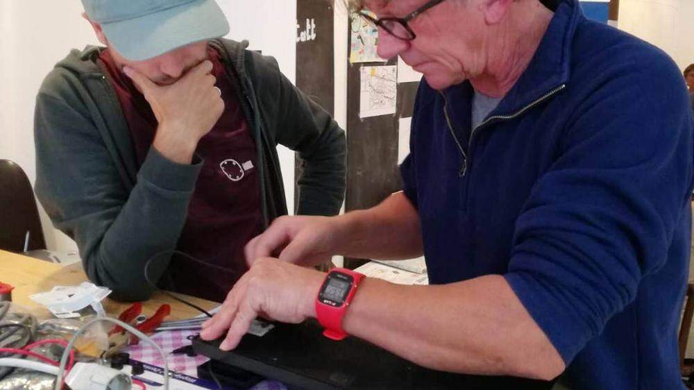 Fachleute reparieren im Repair Café zum Beispiel schadhafte Elektrogeräte
