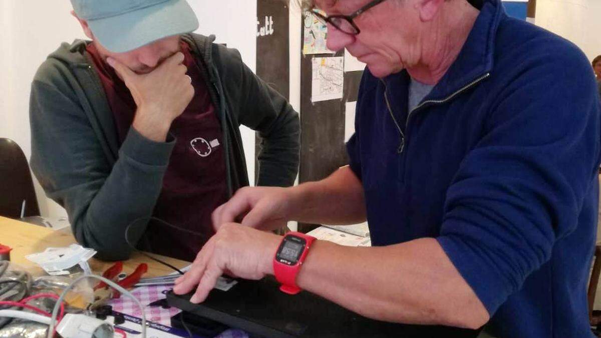 Fachleute reparieren im Repair Café zum Beispiel schadhafte Elektrogeräte