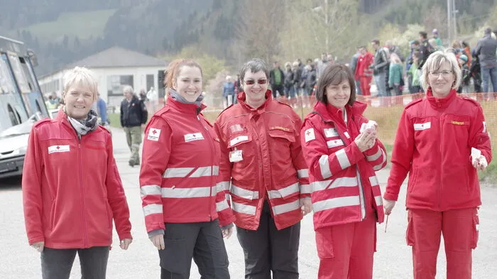 Das Rotkreuz-Schminkteam hatte an die 50 Mädchen und Burschen für die Übung "herzurichten"