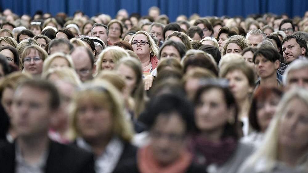 Mehr als 1000 Lehrer trafen sich zu einer Informationsveranstaltung in der Wiener Stadthalle. Die Kritik am Schulautonomiepaket ist heftig. 