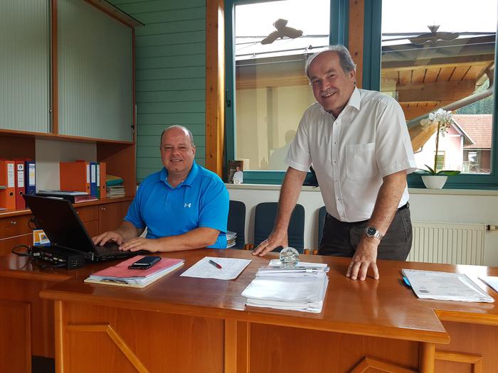 Bürgermeister Hubert Zinner (rechts), im Bild mit Amtsleiter Oliver Riegel: „Wir freuen uns sehr über das Engagement von Herrn Marko. Es gab keine einzige Gegenstimme.“