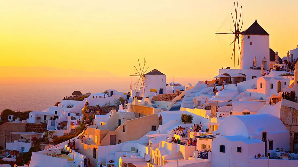 Dramatisch, romantisch, fantastisch: der Sonnenuntergang über den Windmühlen von Ia