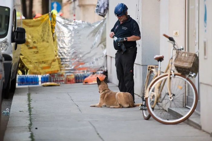 In der Nacht auf Donnerstag wurde in der Trümmern des Hauses Ecke Preßgasse - Schäffergasse eine weibliche Leiche geborgen. In einem weiteren Hohlraum ortete man eine weitere Person, die keine Lebenszeichen gab. Lesen Sie mehr hier!