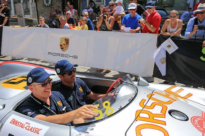 Im Porsche 550 Spyder war Dempsey sichtlich in seinem Element. Trotz 50er-Schnitt und unbekannten Straßen ließ es der talentierte Rennfahrer zwischenzeitlich auch ein wenig flotter angehen.