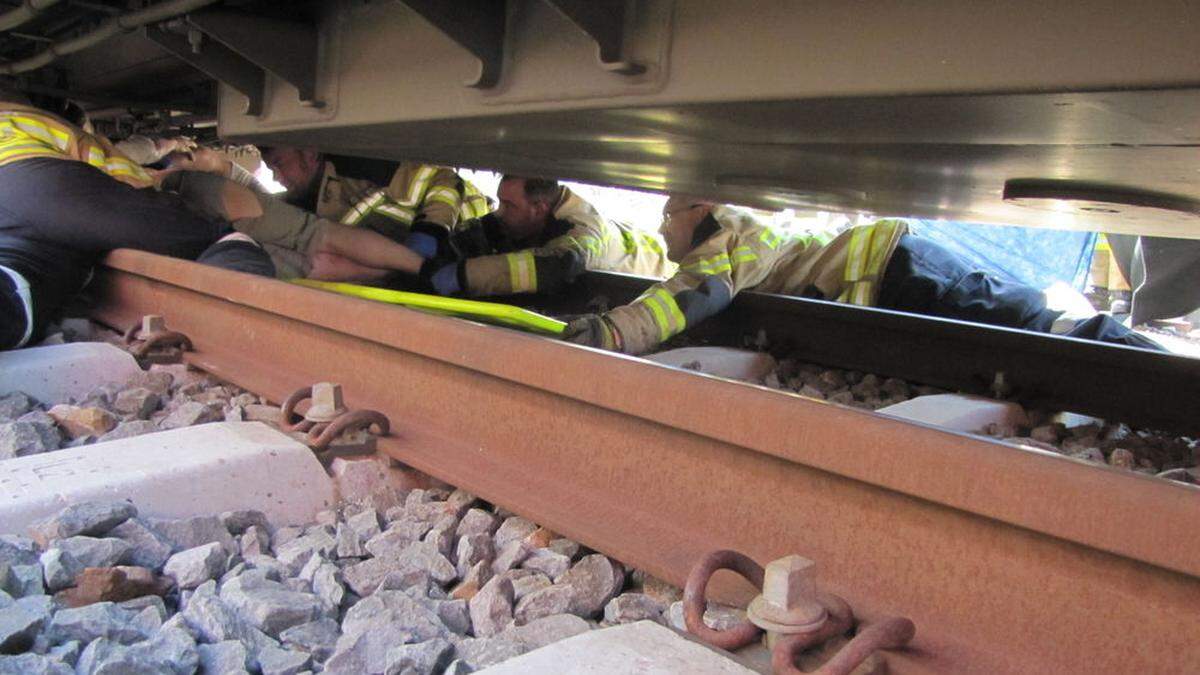 Feuerwehr und Rettung arbeiteten mit Hochdruck an der Rettung des Mannes