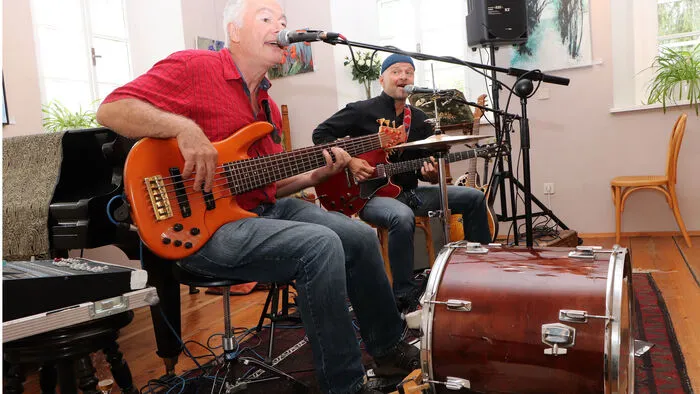 Gleichzeitig fünf Instrumente zu zweit live zu spielen ist sicher nicht jedermanns Sache, aber für die beiden sympathischen Musiker offenbar machbar. Günther Trojer und Otto Kuhs (von Links) sind ein kongeniales Duo, welches schon fast 40 Jahre gemeinsam on Tour ist.