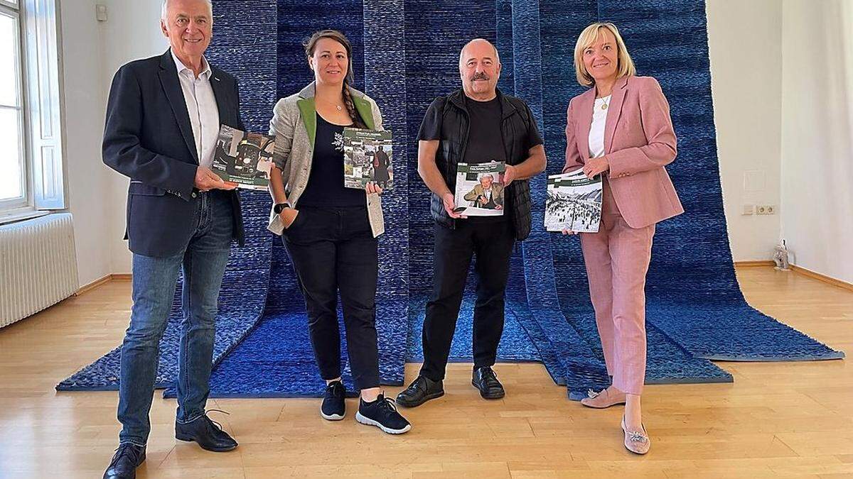 Bürgermeister Helmut Leitenberger, Ursula Pintz, Klaus-Dieter Hartl und Vizebürgermeisterin Helga Sams mit den neuen Broschüren