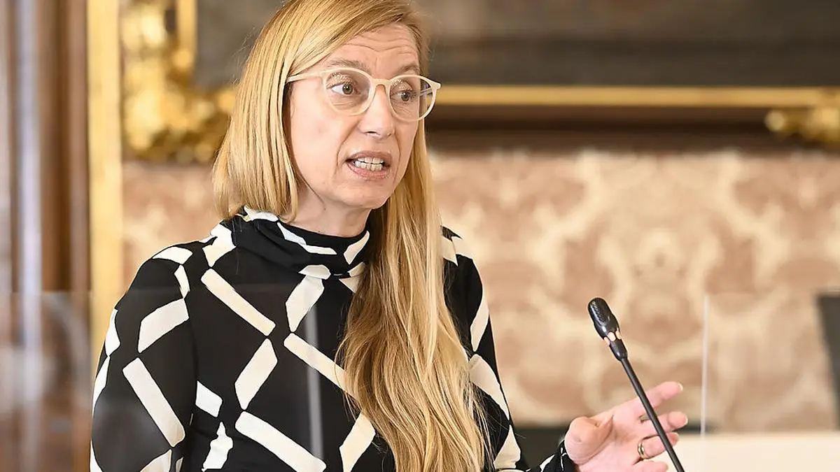 LR Juliane Bogner-Strauß zeigte sich sichtlich berührt