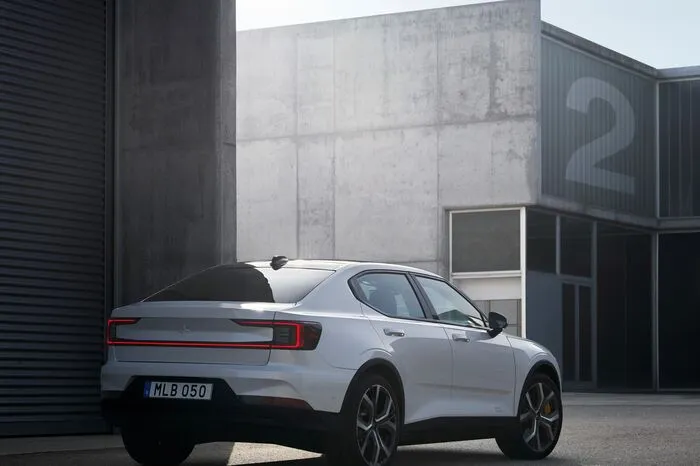 Das Fließheck fußt technisch auf der kompakten Modular-Architektur von Volvo und verfügt über zwei Elektromotoren sowie eine 78-kWh-Batterie, die eine Reichweite von bis zu 500 Kilometer (berechnet nach dem realistischeren WLTP-Zyklus) möglich machen sollen. Das aus 27 Modulen bestehende Batteriepaket ist im Unterboden des Fahrzeugs untergebracht.