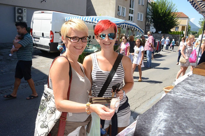 Petra und Lisa-Marie Lerch beim Marktbesuch