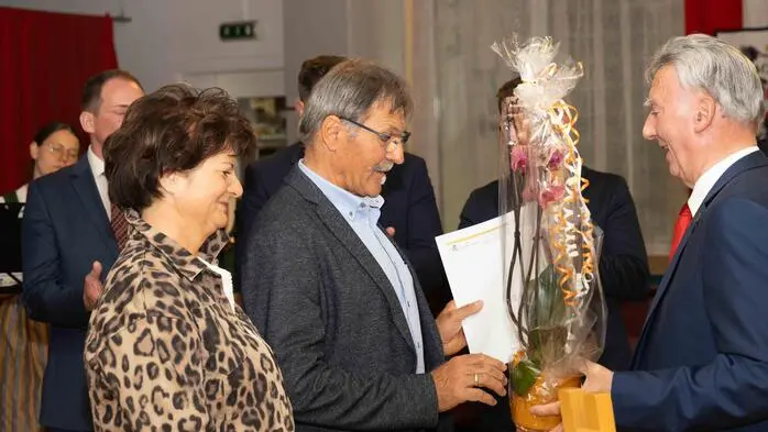 Bürgermeister Günter Müller konnte bei der Festsitzung des Gemeinderates von St. Johann in der Haide zahlreiche Ehrengäste im Gasthaus Pfeifer in Altenberg begrüßen, darunter Bezirkshauptfrau Kerstin Raith-Schweighofer sowie die Landtagsabgeordneten Theresia Heil und Luca Andre Geistler. 