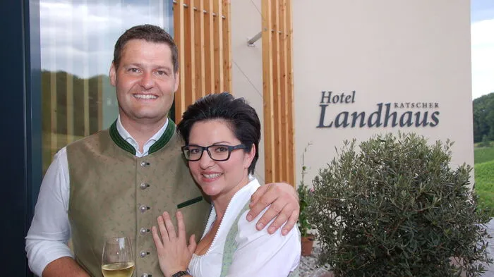 Zahlreiche Gäste kamen zur Eröffnungsfeier ins neue Ratscher Landhaus. Darunter Konditorweltmeisterin und TV-Star Eveline Wild mit Hotelier und Haubenkoch Stefan Eder.