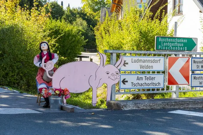 Wer hier abbiegt, gelangt zur Ortschaft „Am Teller“