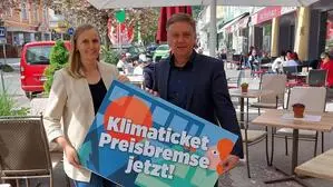 Gemeinderätin Maria Huber und Landtagsabgeordneter Lambert Schönleitner haben klare Forderungen an die Regierung
