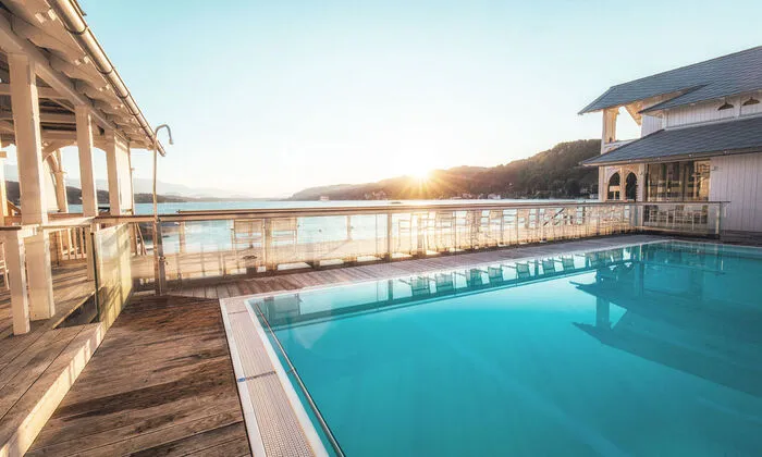 Der ganzjährig beheizte Outdoor-Pool lädt zum Verweilen ein