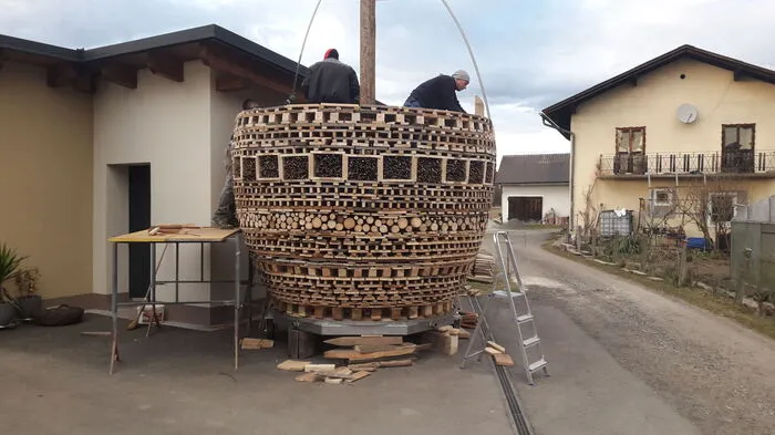 Dieses vier Meter hohe Riesenosterei hat der Brauchtumserhaltungsverein Maltschach gebaut.