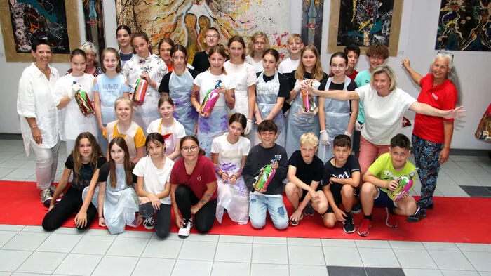 27 Mädchen und Buben der 2a Klasse des BG und BRG Köflach tummelten sich am Beginn der letzten Schulwoche im überaus geräumigen Atelier der Künstlerin Michaela Lukmann alias Arthena Maxx am Hubert Kravcar Platz in Voitsberg.