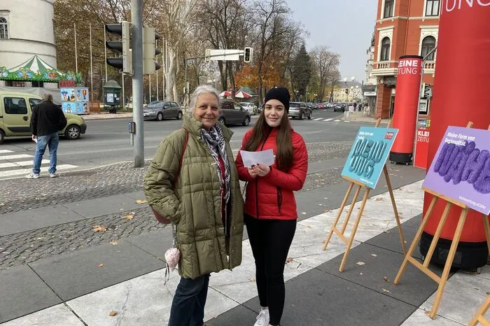 Hannelore Rücker (links) mit Larissa Putta