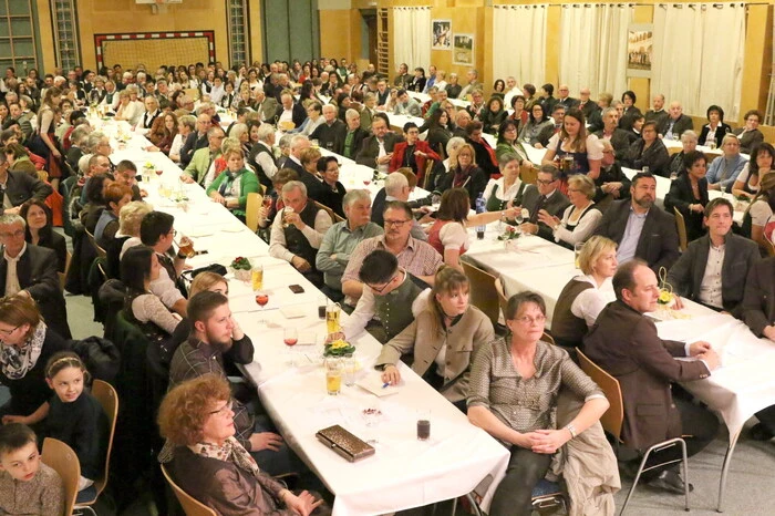 Unter den Gratulanten gesichtet wurden unter anderen die Gauobmann-Stellvertreter Siegfried Ehrlich und Franz Kostwein, Rallyefahrer Erich Haberl, Gastwirt Walter Raunig, Schuldirektorin Silvia Torta, Bildungswerks-Bezirksobmann Karl Huber, Filmprofi Anton Wieser, Medizinerin Gabriele Wette, Bundesministerium für Finanzen-Sektionschefin Helga Berger sowie Bürgermeister Harald Jannach. 