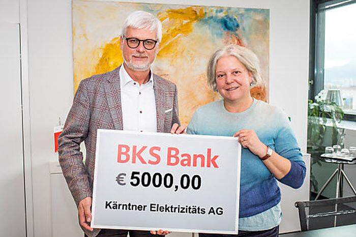 Kelag-Vorstand Manfred Freitag mit dem Scheck für Susanne Koschier