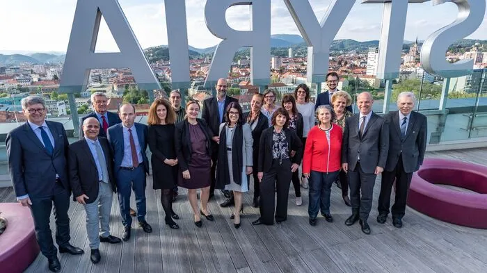 Teil eins der Styria-Jubilarsehrungen fand am 7. Mai im Skyroom im 14. Stock der Styria-Zentrale in Graz statt: 15 verdiente Mitarbeiterinnen und Mitarbeiter aus allen Bereichen wurden geehrt.