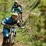 50 bis 60 Stundenkilometer erreichen die Mountainbiker auf ihrer Abfahrt durchs Gelände